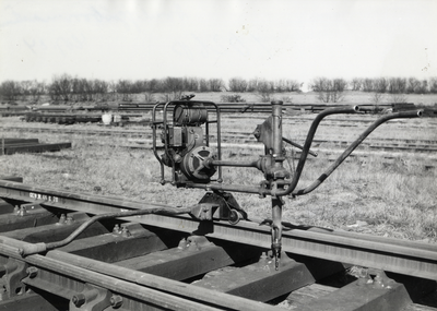 169004 Afbeelding van een dwarsliggerboormachine type Collet van de N.S. op het terrein van de stapelplaats en ...